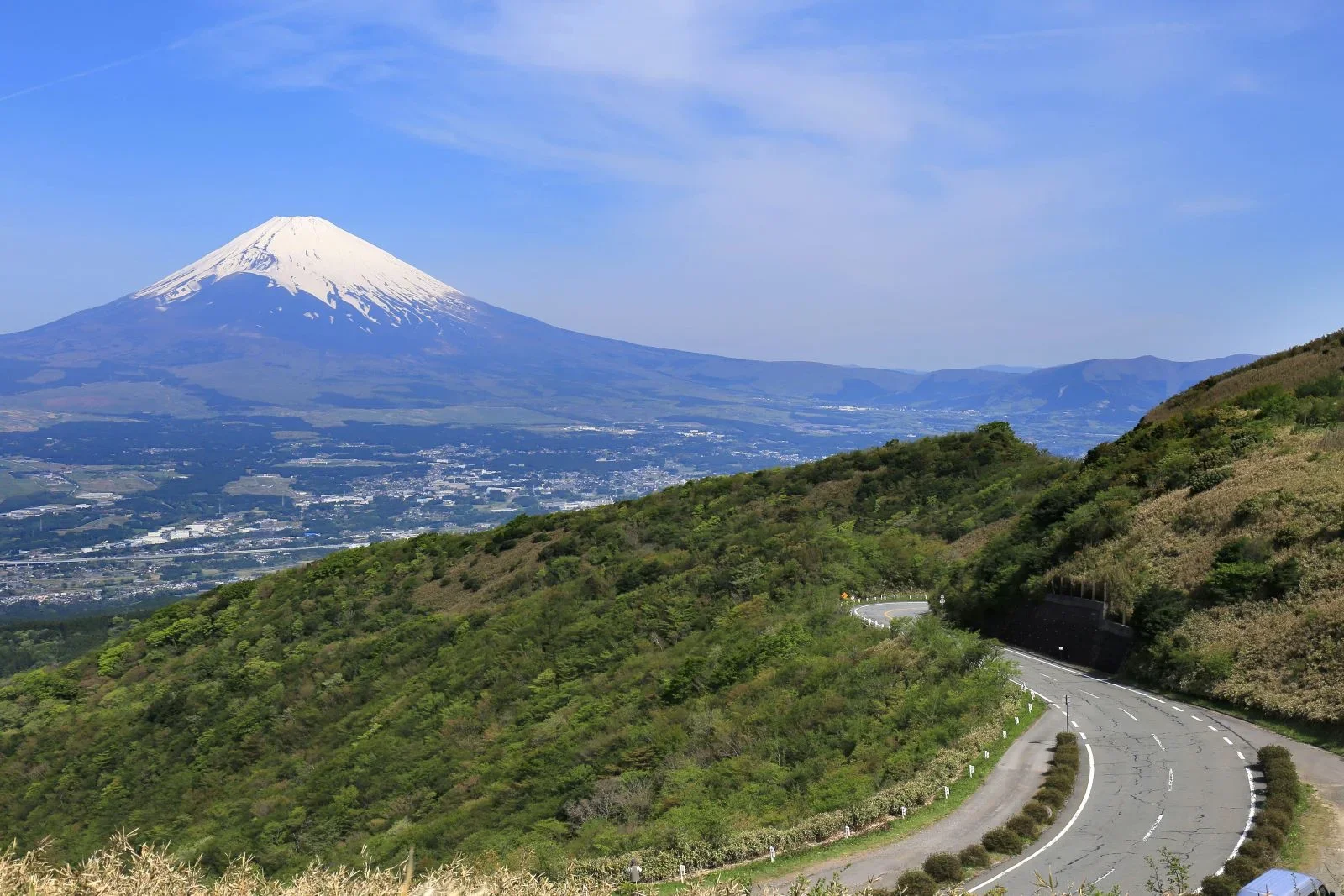 富士山を眺めつつ山間を縫うように走ってゆく道