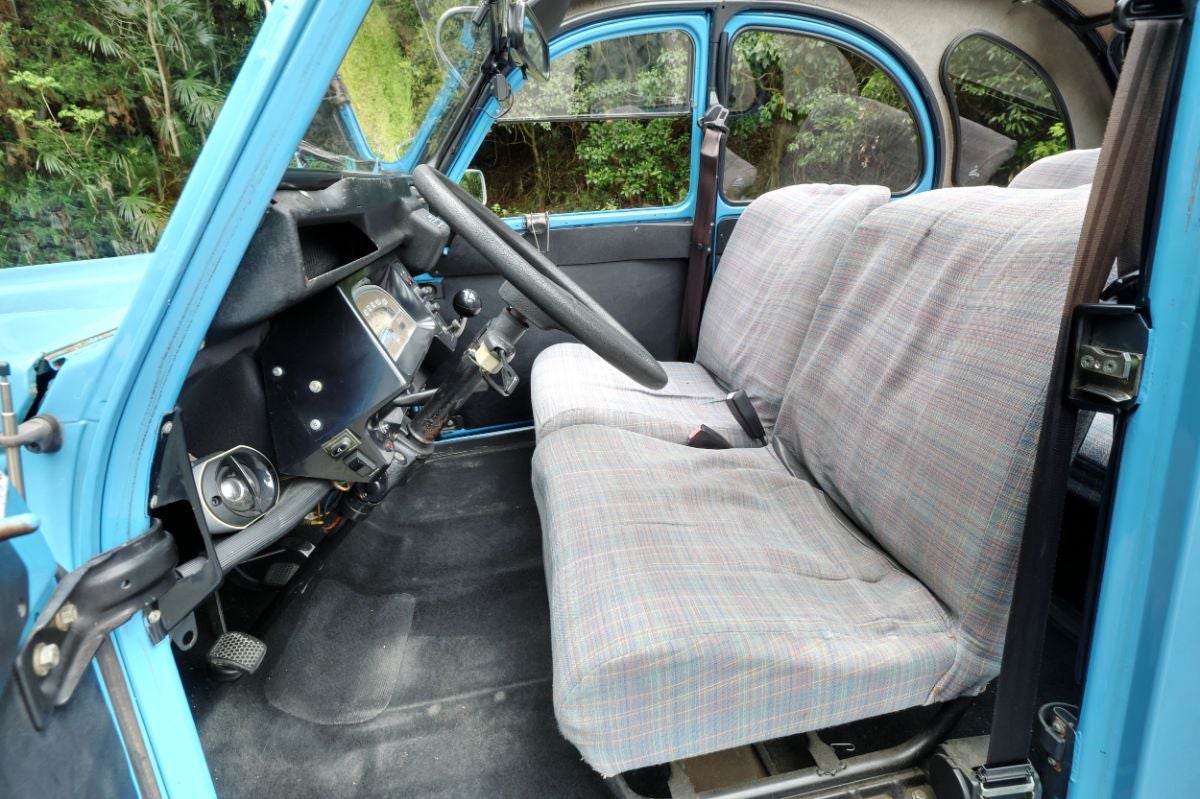 布張りベンチシートを備えたシトロエン2CVの車内