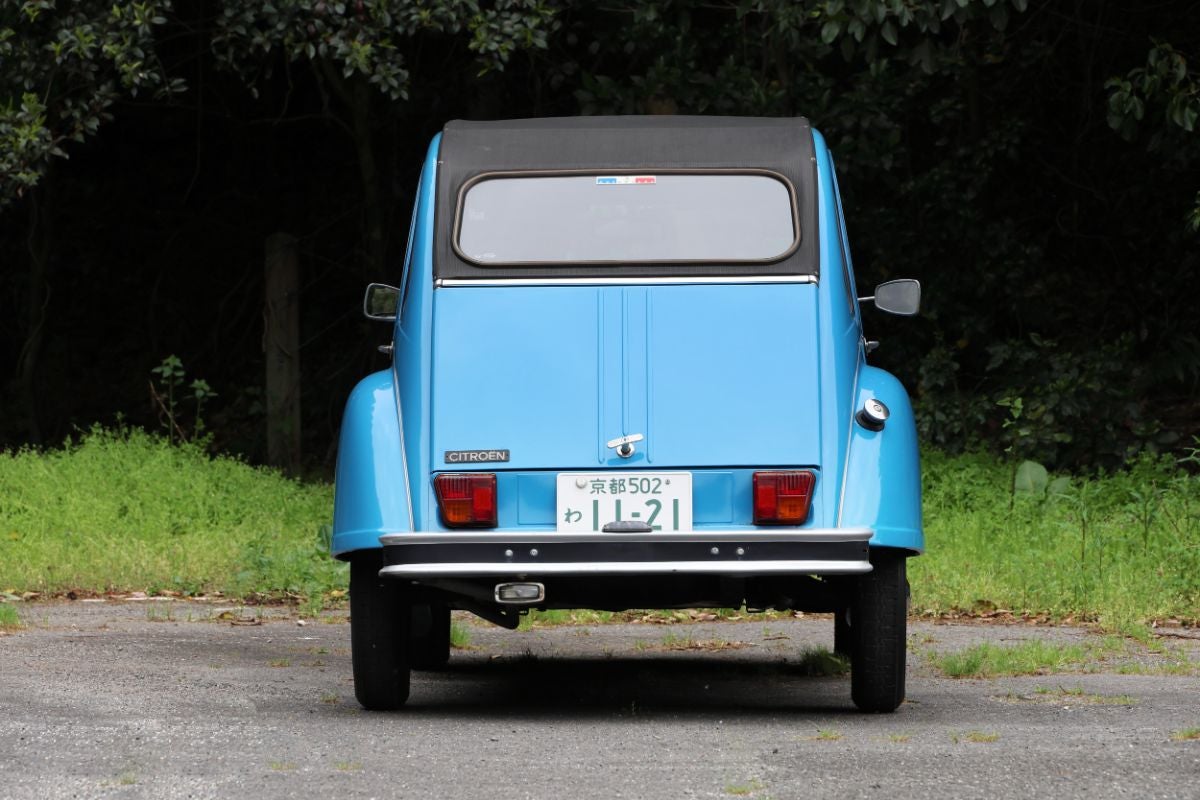 シトロエン2CVの背面。キャンバストップのルーフ、小さなリアウインドー、「CITROËN」のロゴ、京都ナンバーが写っている