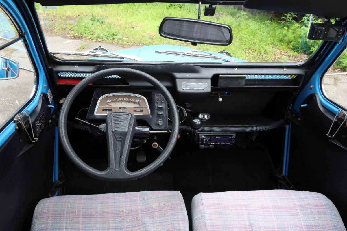 シトロエン2CVのシンプルなダッシュボードとステアリング