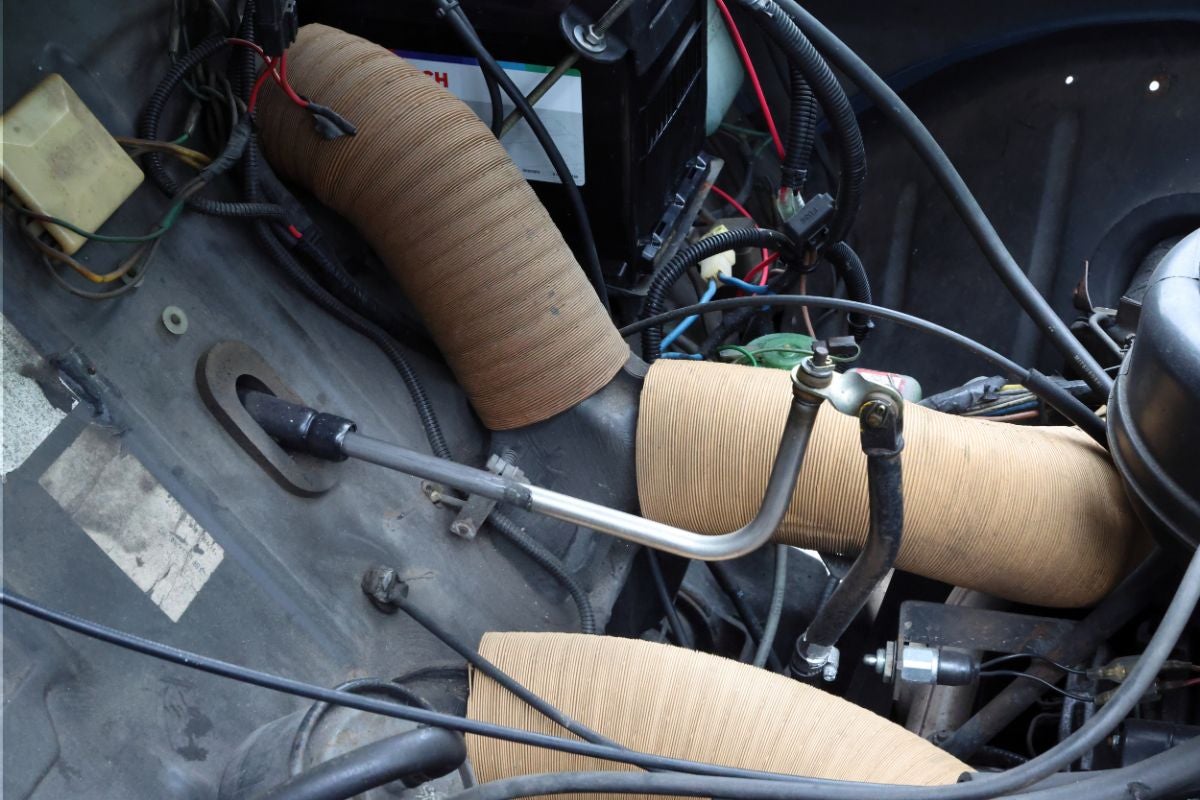 シトロエン2CVのエンジンルーム側から室内へ繋がるパイプやワイヤー類のクローズアップ