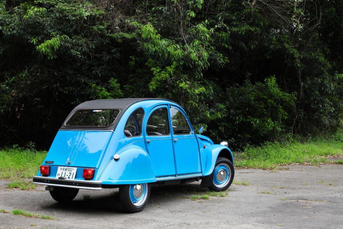 ソフトトップを備えたシトロエン2CVの後ろ姿