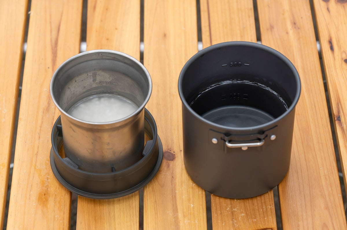 小鍋に米と水、大鍋に350mLの水を入れる