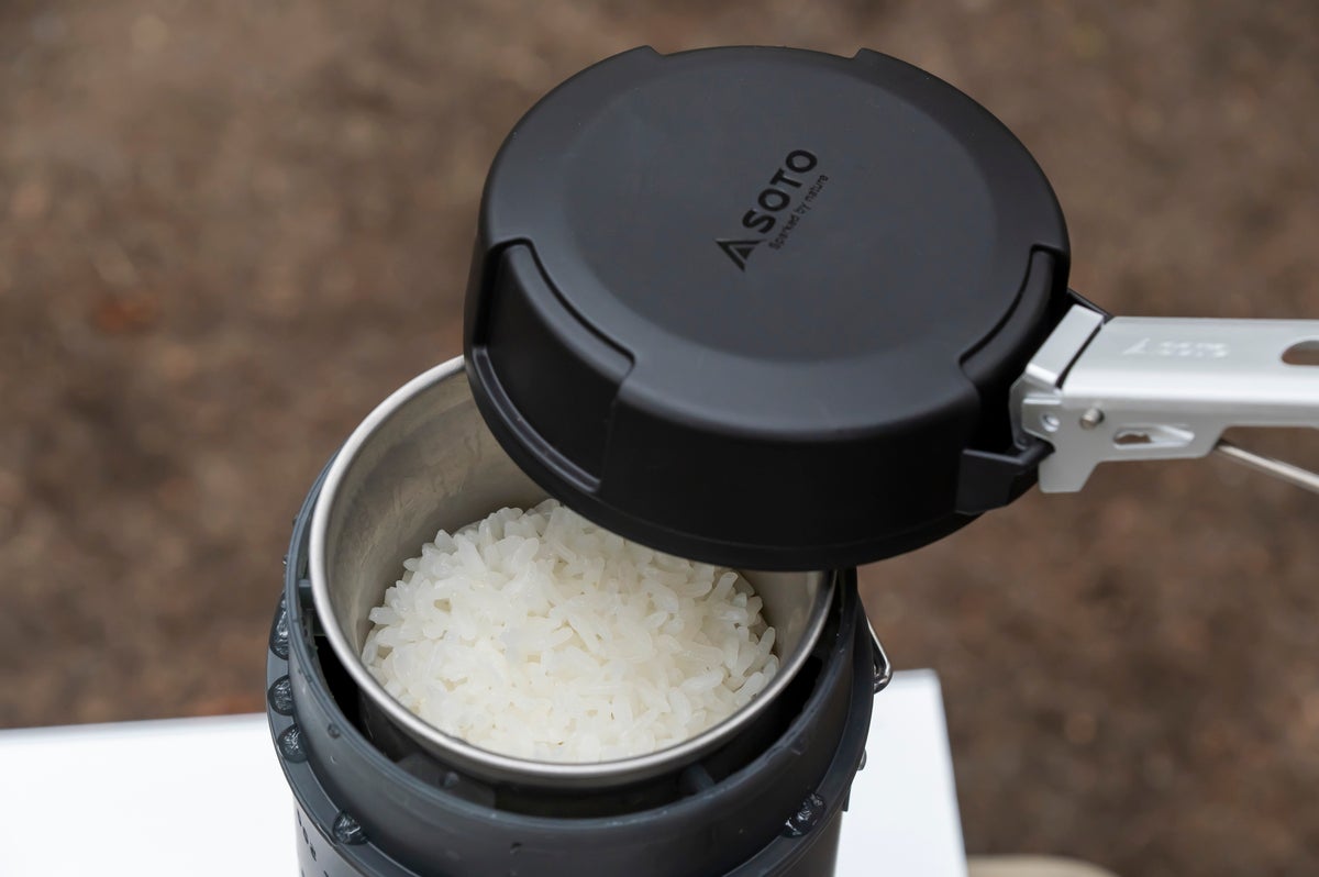 ライスクッカーの蓋を外して炊きあがったご飯を見せる