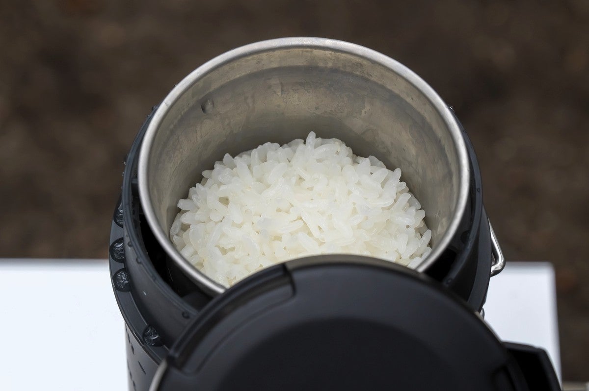 ライスクッカーで炊きあがったご飯を上から撮影した写真