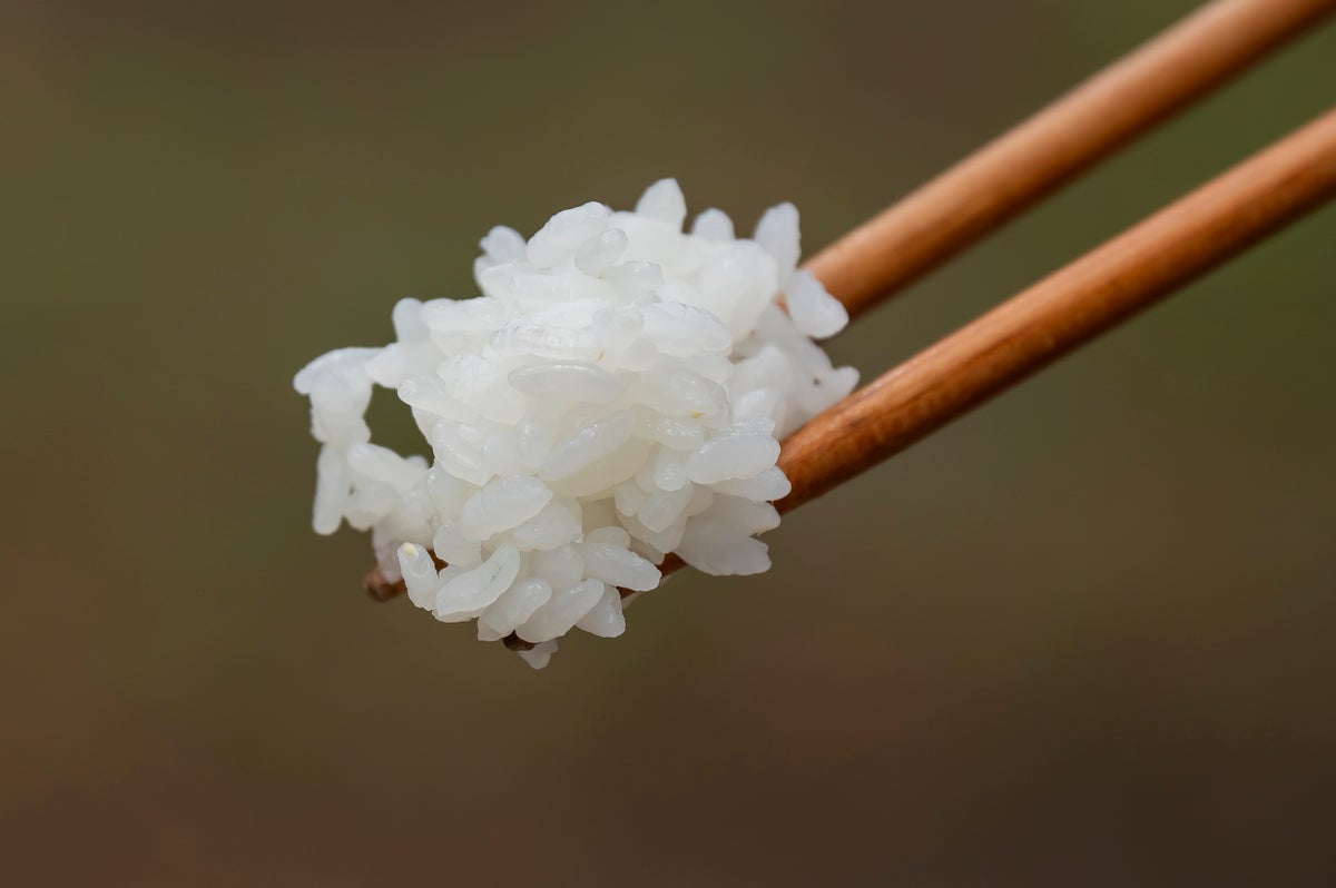 炊き上げたご飯を箸で持ち上げ