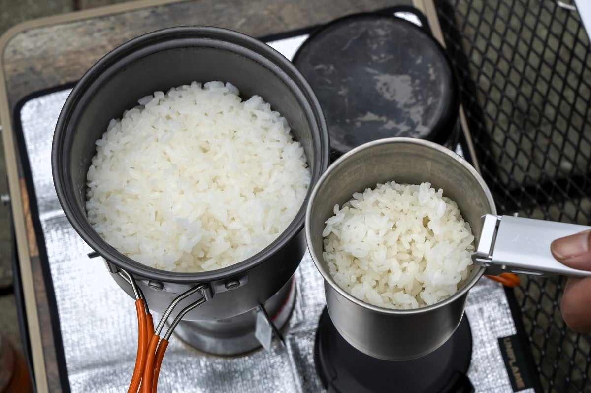 ライスクッカーと通常クッカーで炊き上げたご飯の写真