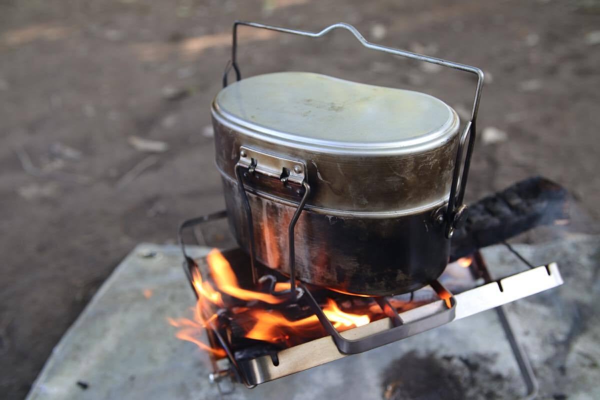 焚き火においた戦闘飯盒2型