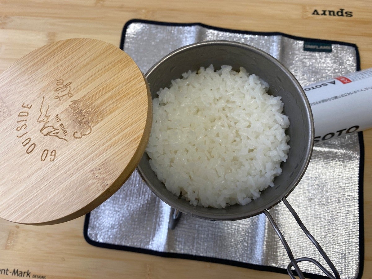 シェラカップとバーナーで炊いたご飯を真上から撮影