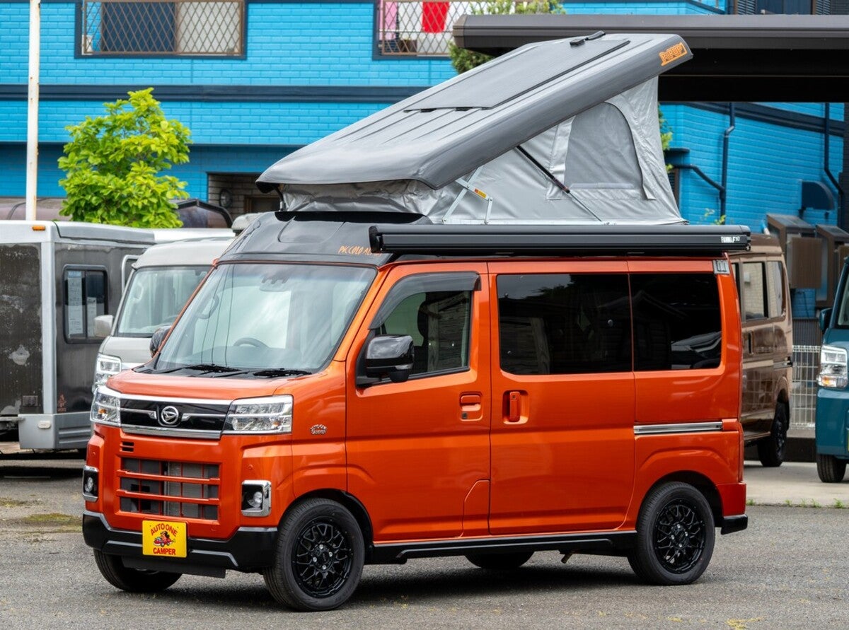 赤い軽キャンピングカーの全景