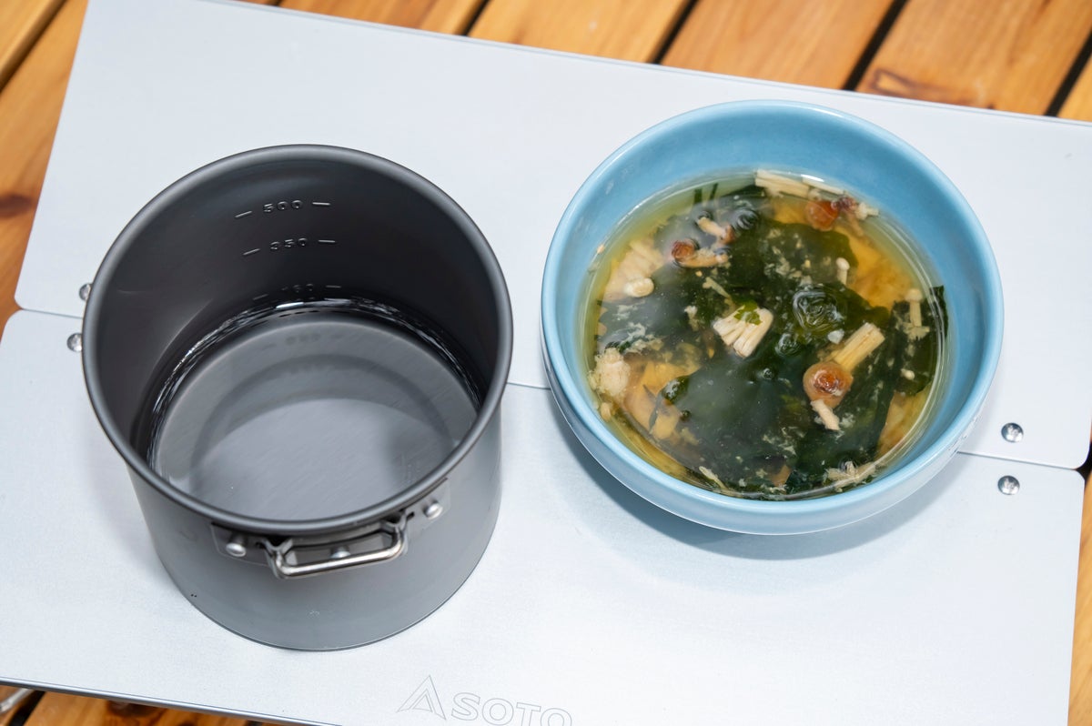 ライスクッカー鍋に入っている湯と器に入れたスープ