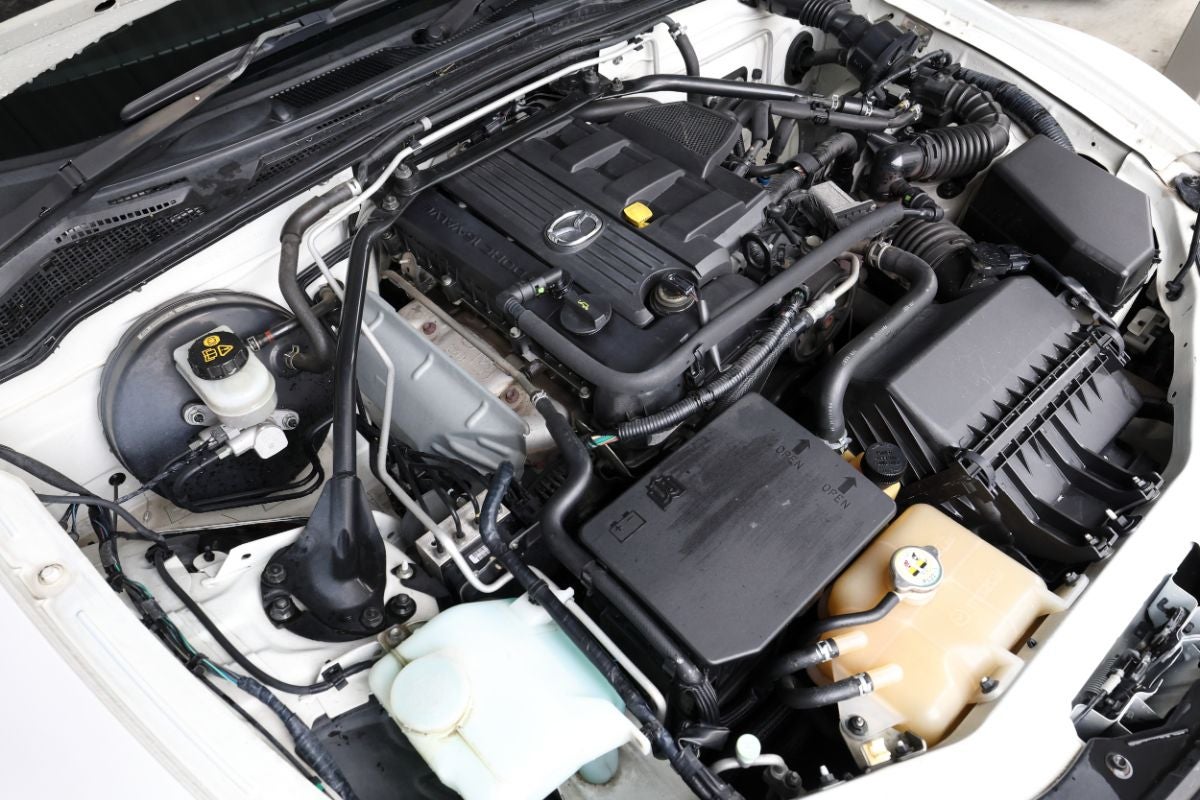 ロードスターのエンジンルーム内部。中央にマツダのロゴが入った直列4気筒DOHCエンジンがコンパクトに収まっている