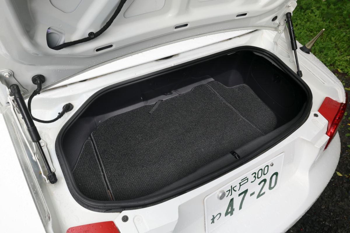 大きく開いたマツダ・ロードスターRHTのトランク内部。内張りが施されたフラットな荷室スペース