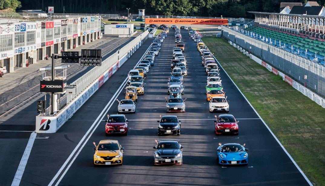 岡山国際サーキットで愛車によるパレードランを楽しむ参加車両