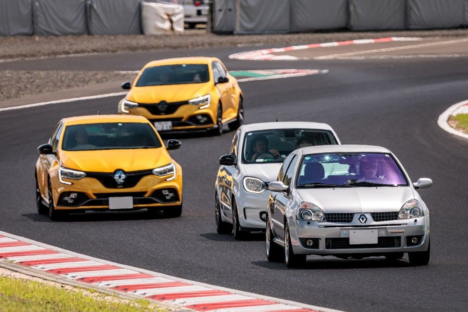 岡山国際サーキットでルノー車がオーナー専用走行を行う様子