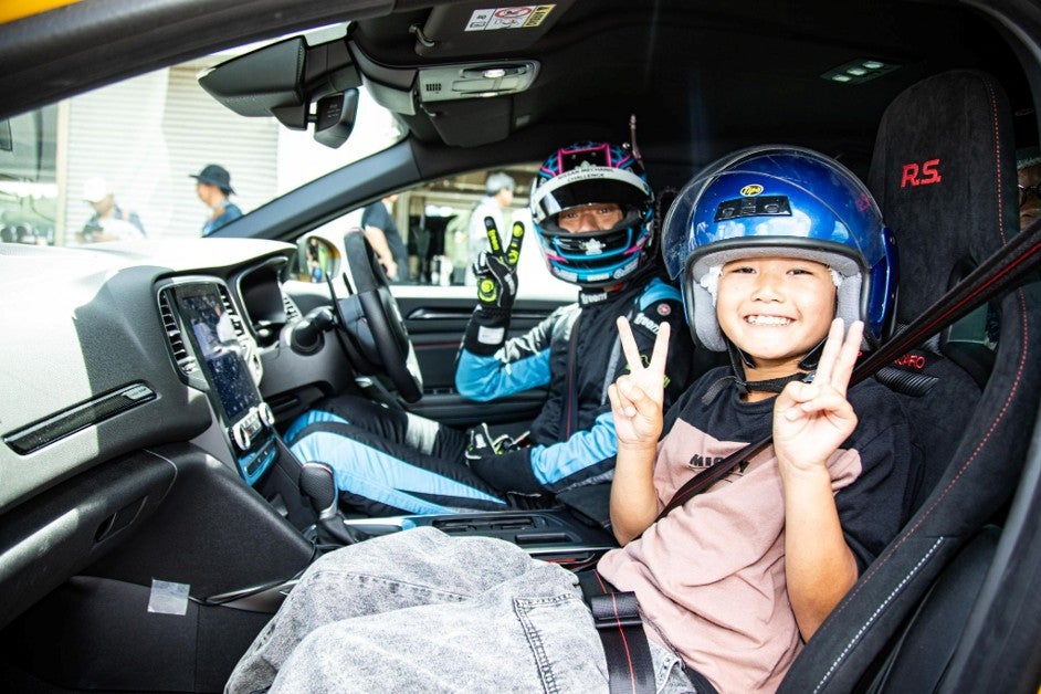 岡山国際サーキットでサーキットタクシーを体験する参加者