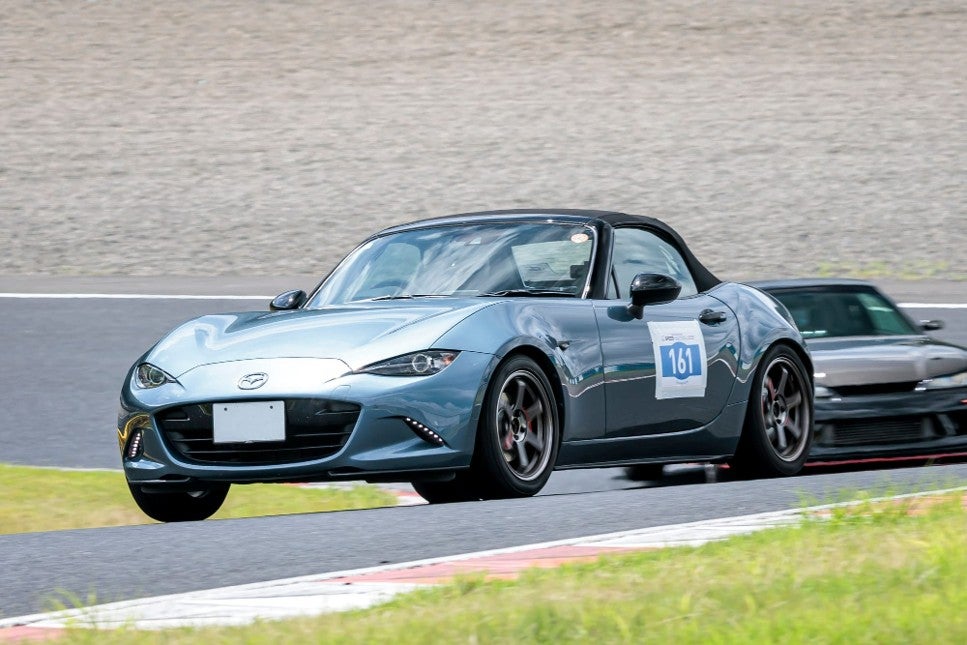 岡山国際サーキットでサーキット走行を行うマツダ・ロードスター