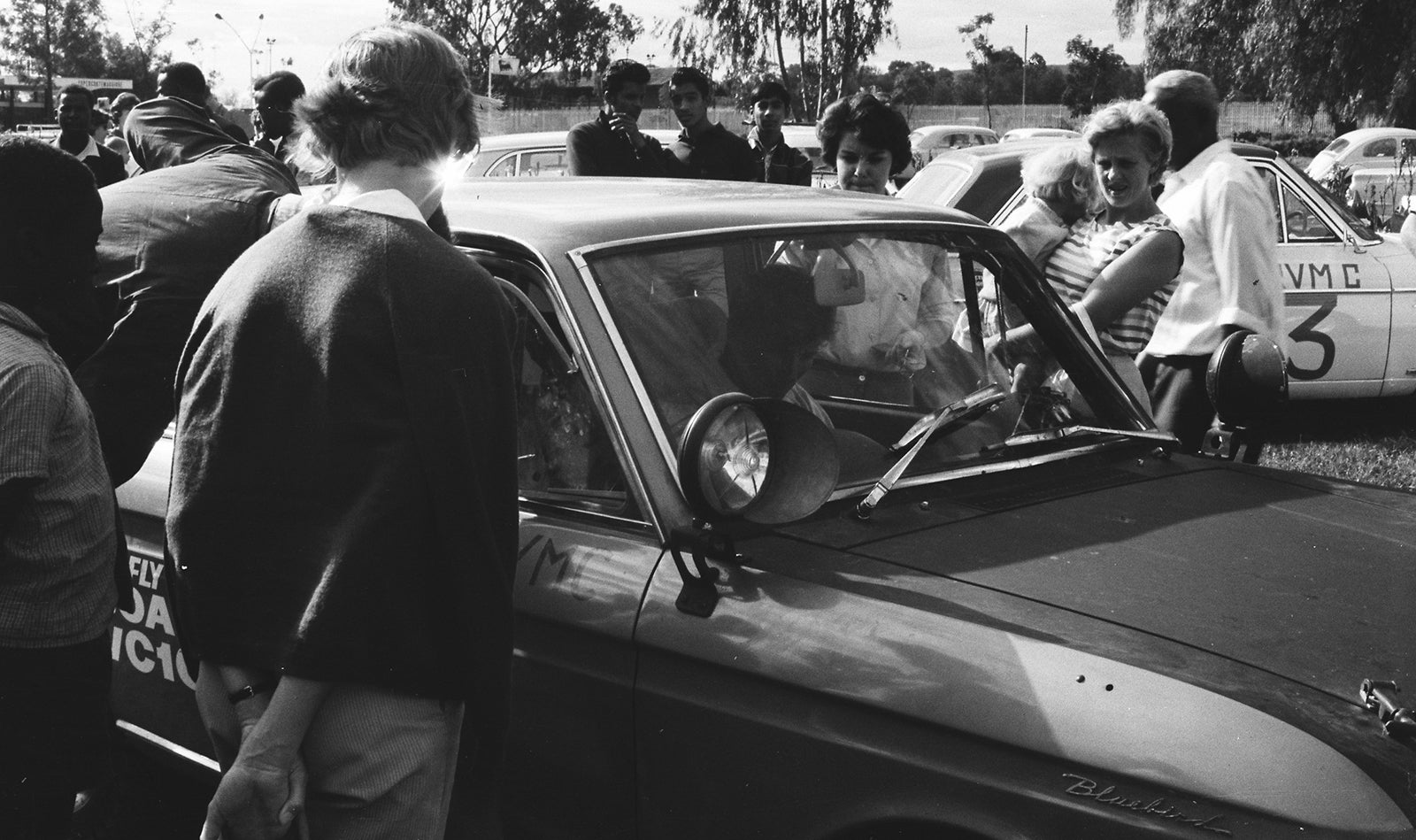 1967年「インターナショナル・ベイラ・ラリー」で、ブルーバードのラリーマシンを見物する観客。ベース車は410型1600SSSで、90PSを誇るR型エンジンにより、0-400m加速は18.2秒、最高速は160km/hを誇った