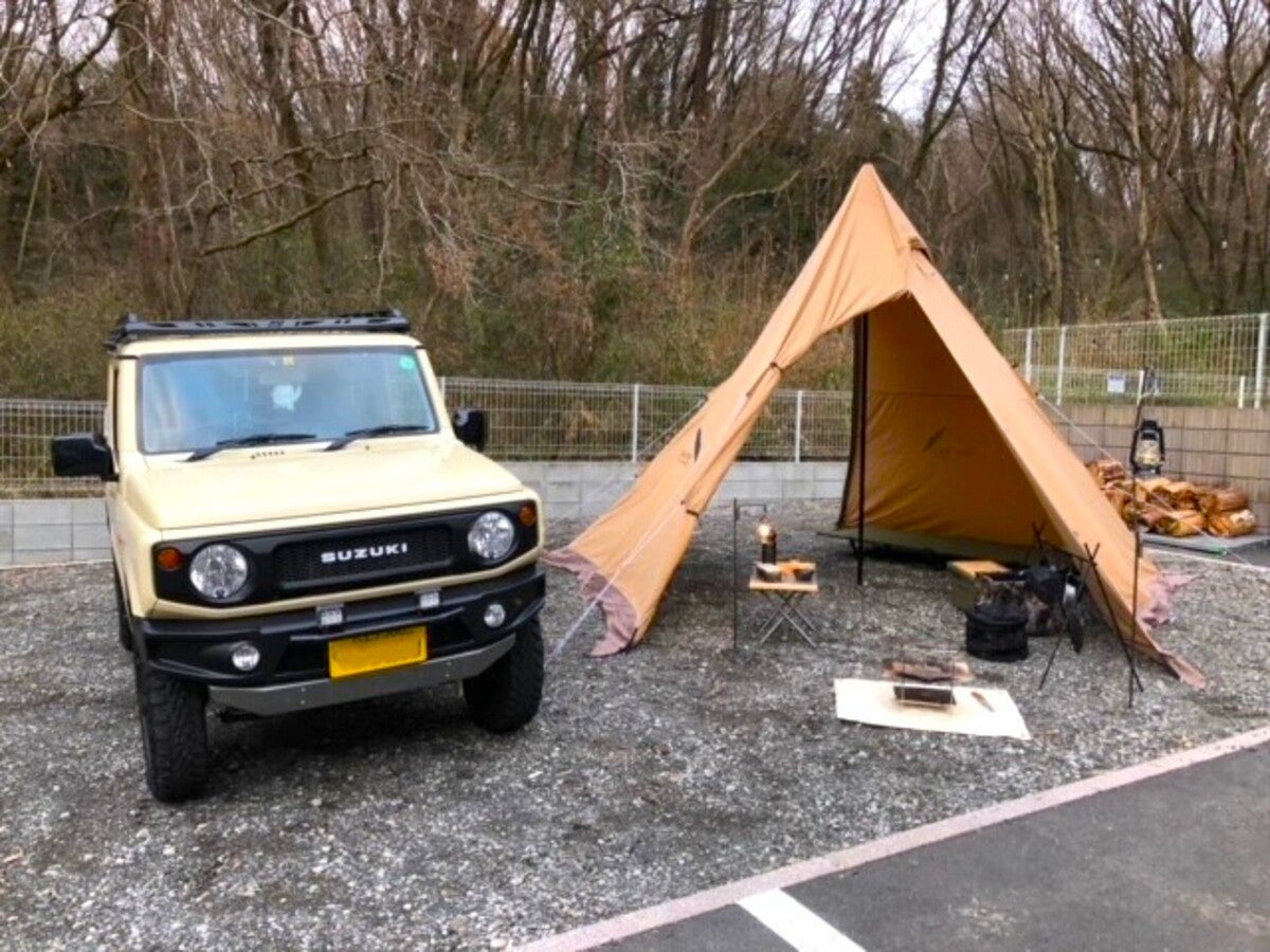 くるま旅パークサイトに駐車するジムニーと横に設営したテント