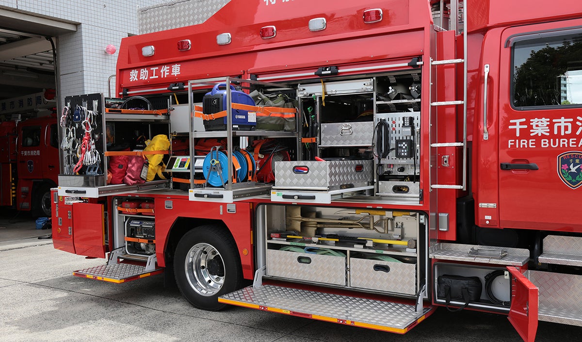 荷室に満載されている資機材
