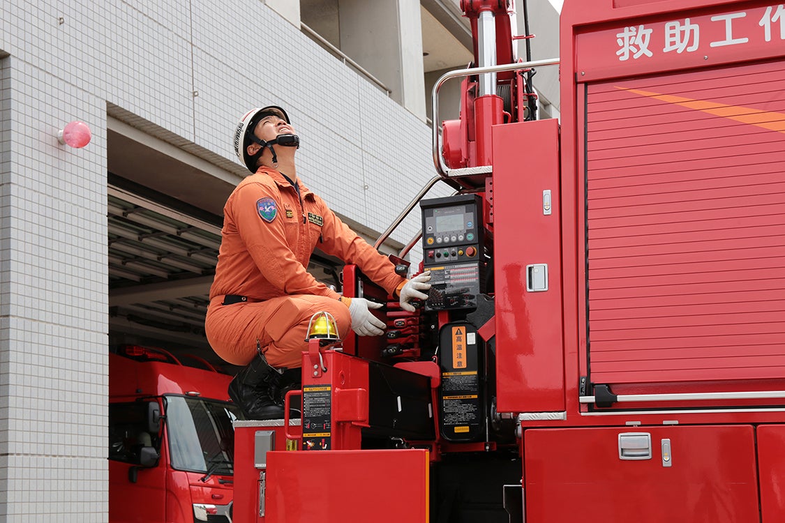 車体後方に配備されているクレーンを操作している写真
