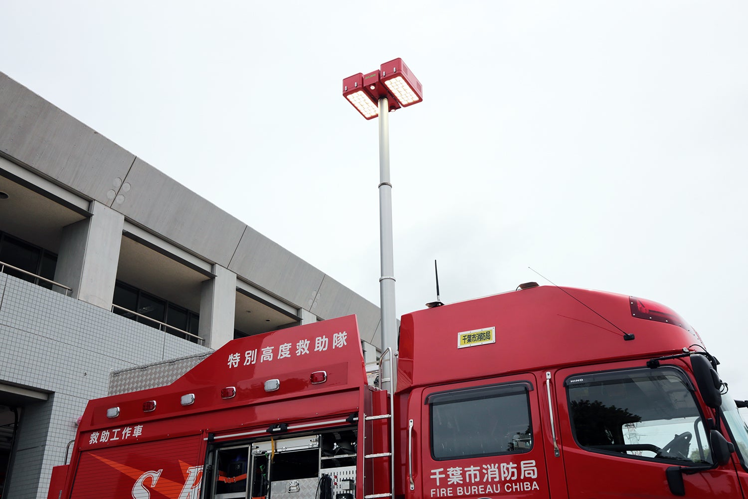 車体上部の中央部に設置された自動昇降式照明装置
