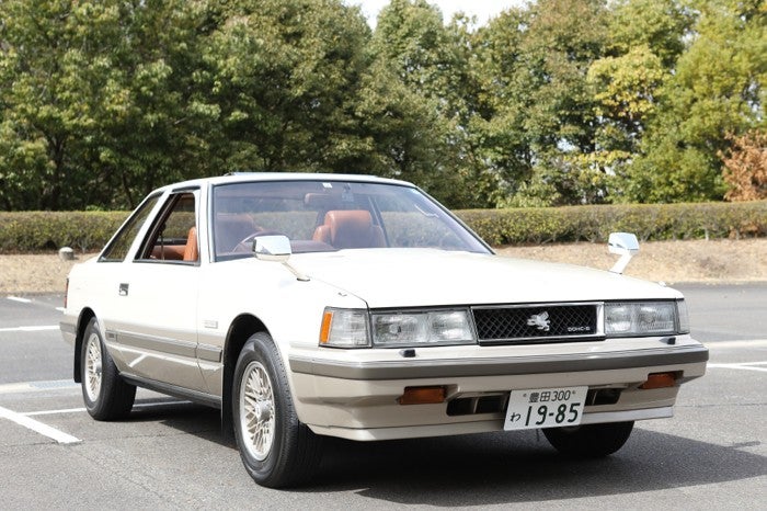 旧車レンタカーとして貸し出される白い初代トヨタ・ソアラ（10系）のフロント斜め前からの外観