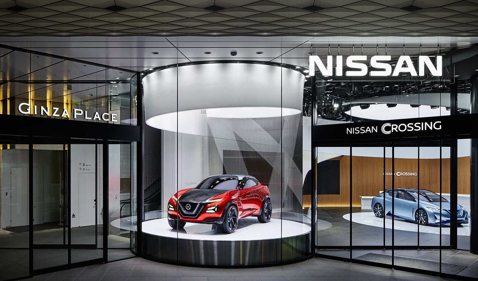 2016年にリニューアルオープンした「NISSAN CROSSING」（ニッサンクロッシング）の外観と入口
