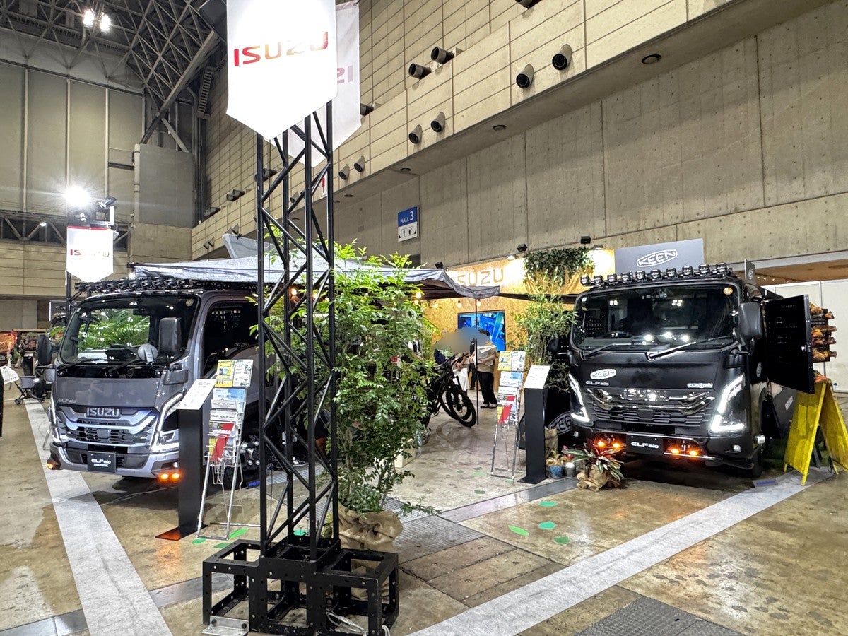 イベント会場に展示された2台のトラック