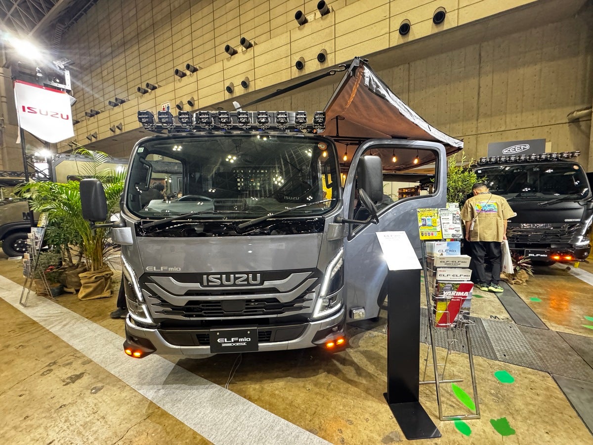 イベント会場に展示しているトラックの車中泊仕様車の正面