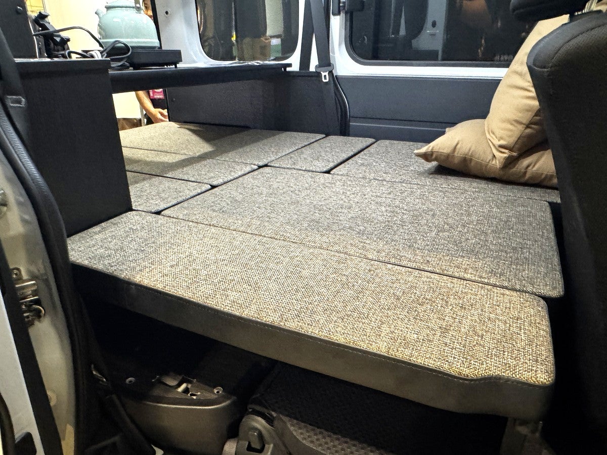 軽キャンパー車内のベッド部分