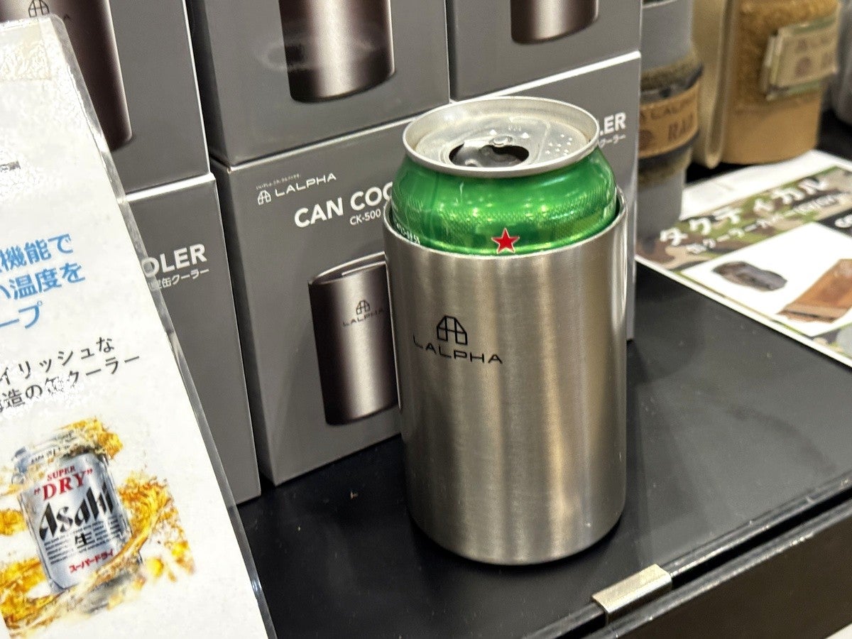 真空缶クーラーに入れた缶ビールの写真