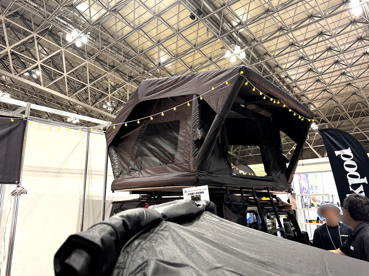クルマの屋根に取り付けられたルーフトップテント
