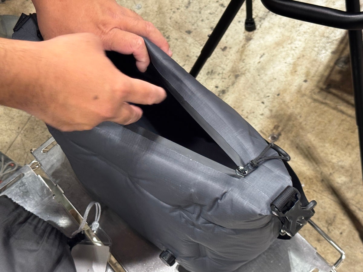 ソフトクーラーの入り口を開けている写真