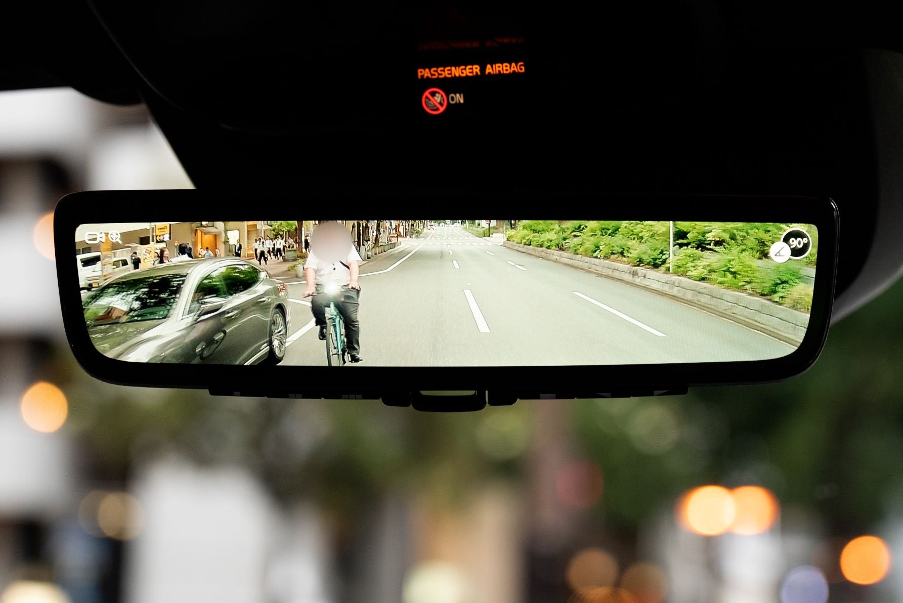 デジタルインナーミラーFDM4の画面。後方から接近する自転車をクリアに視認している様子