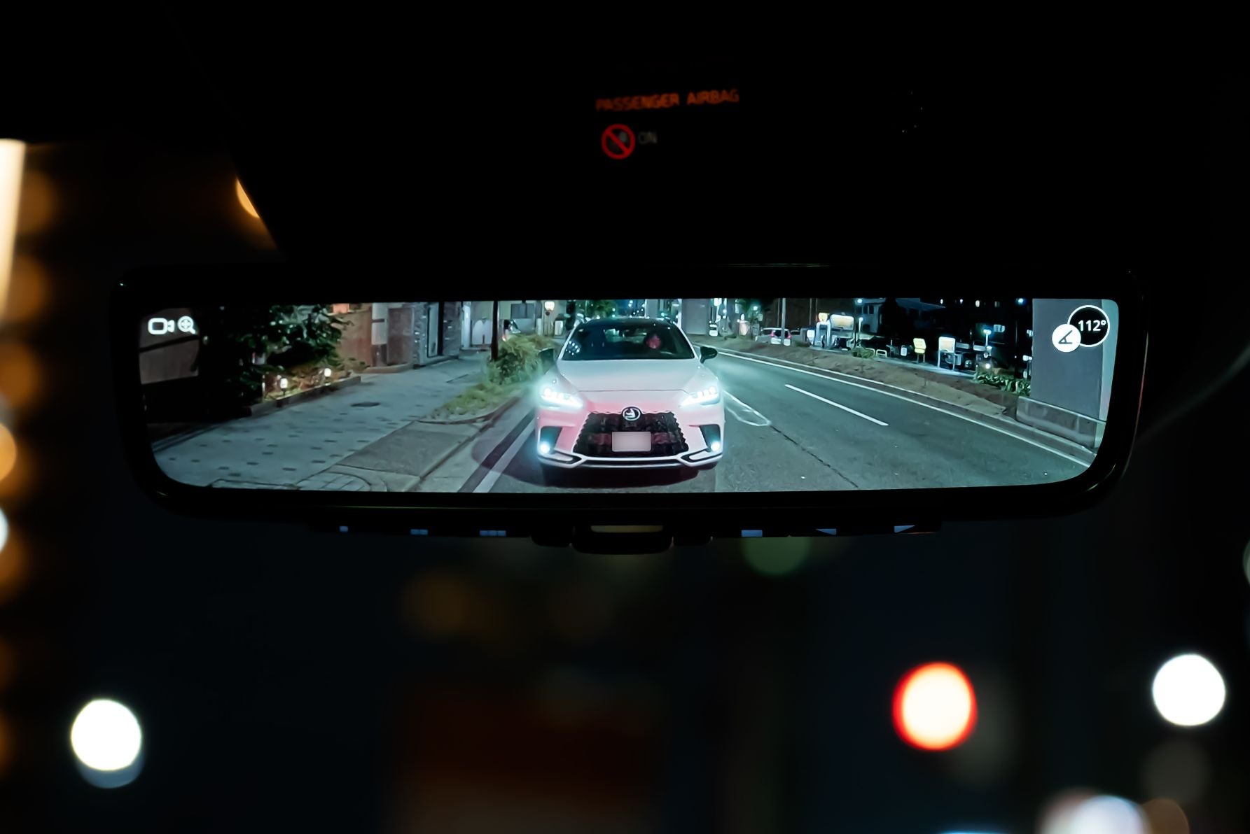 夜間の「FDM4」の見え方。画面が明るく、後方のデモカーのナンバーやエンブレムもはっきり視認できた