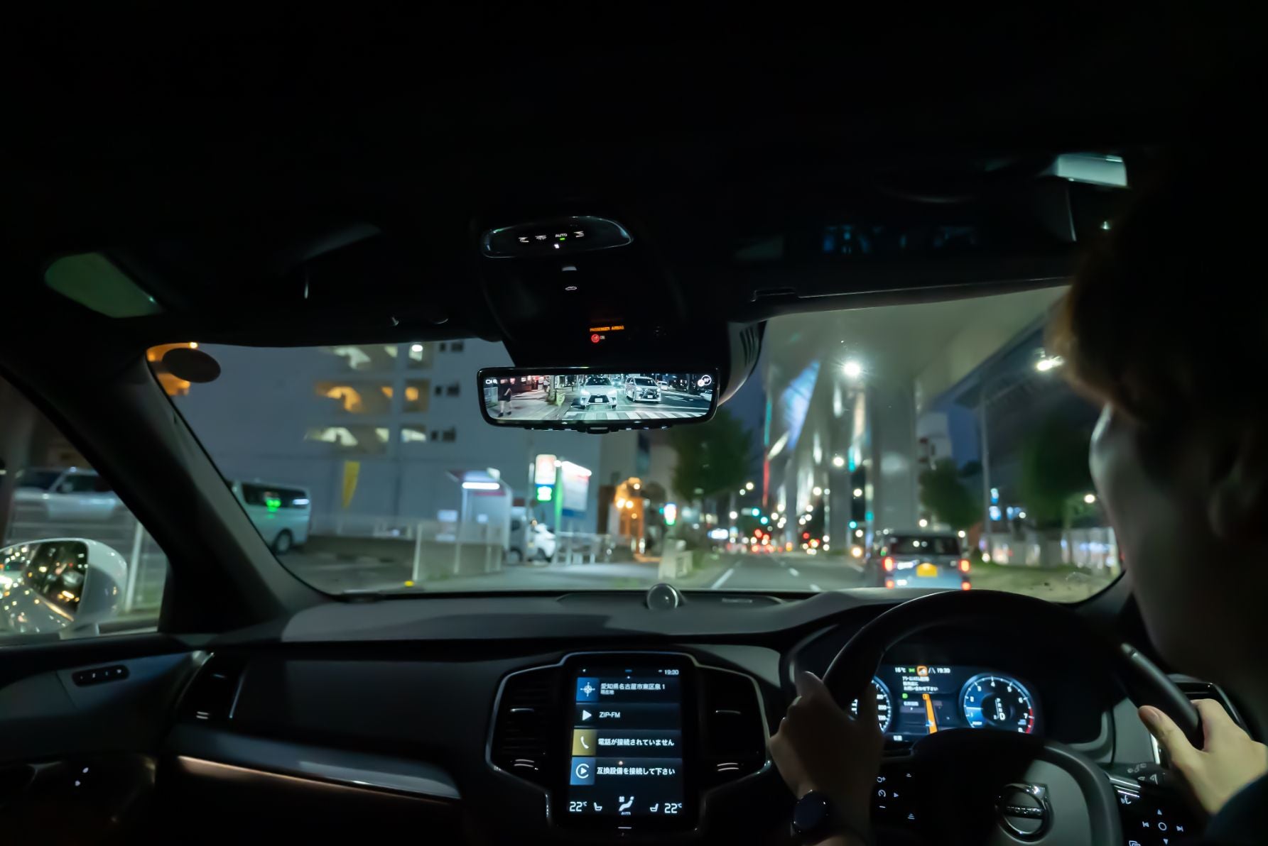 夜の市街地を走る「FDM4」を搭載したデモカーの運転席