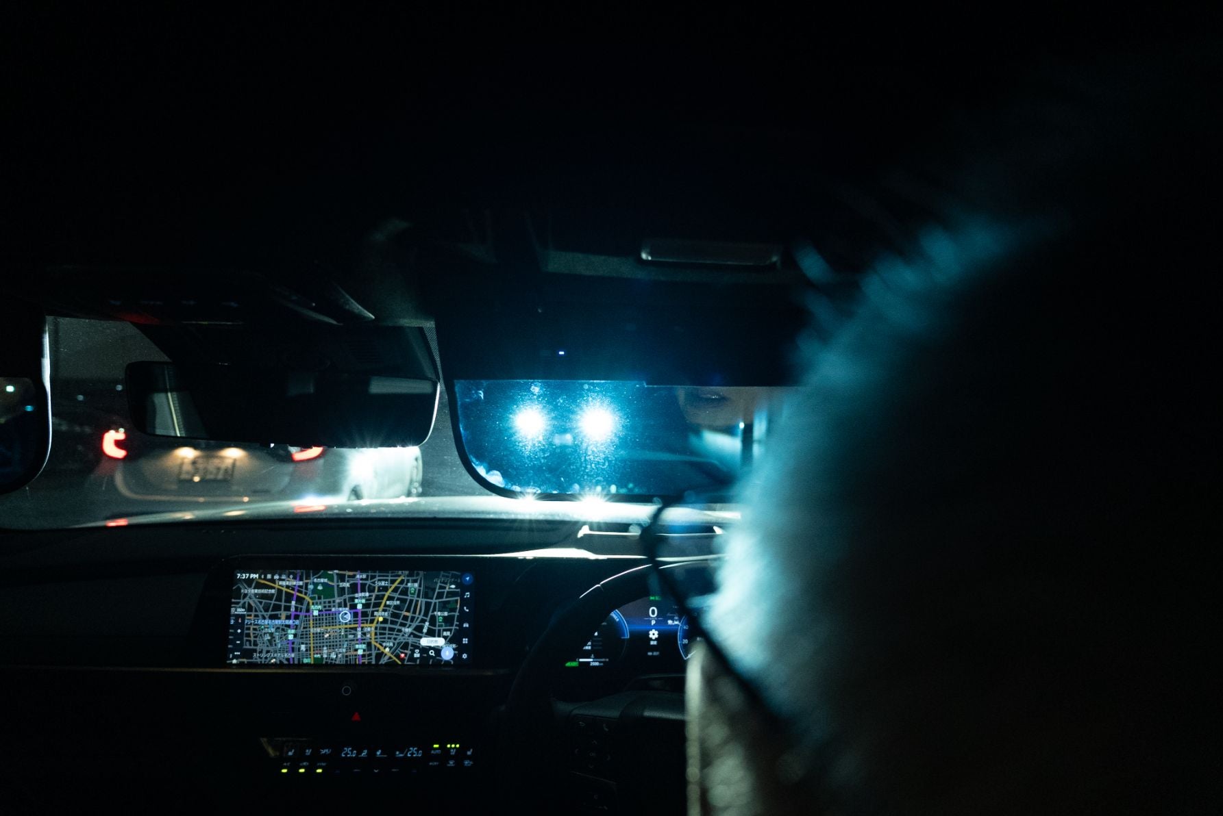 対向車のライトの眩しさを抑えつつ、前方の道路状況や障害物を視認できているバイザー越しの視界