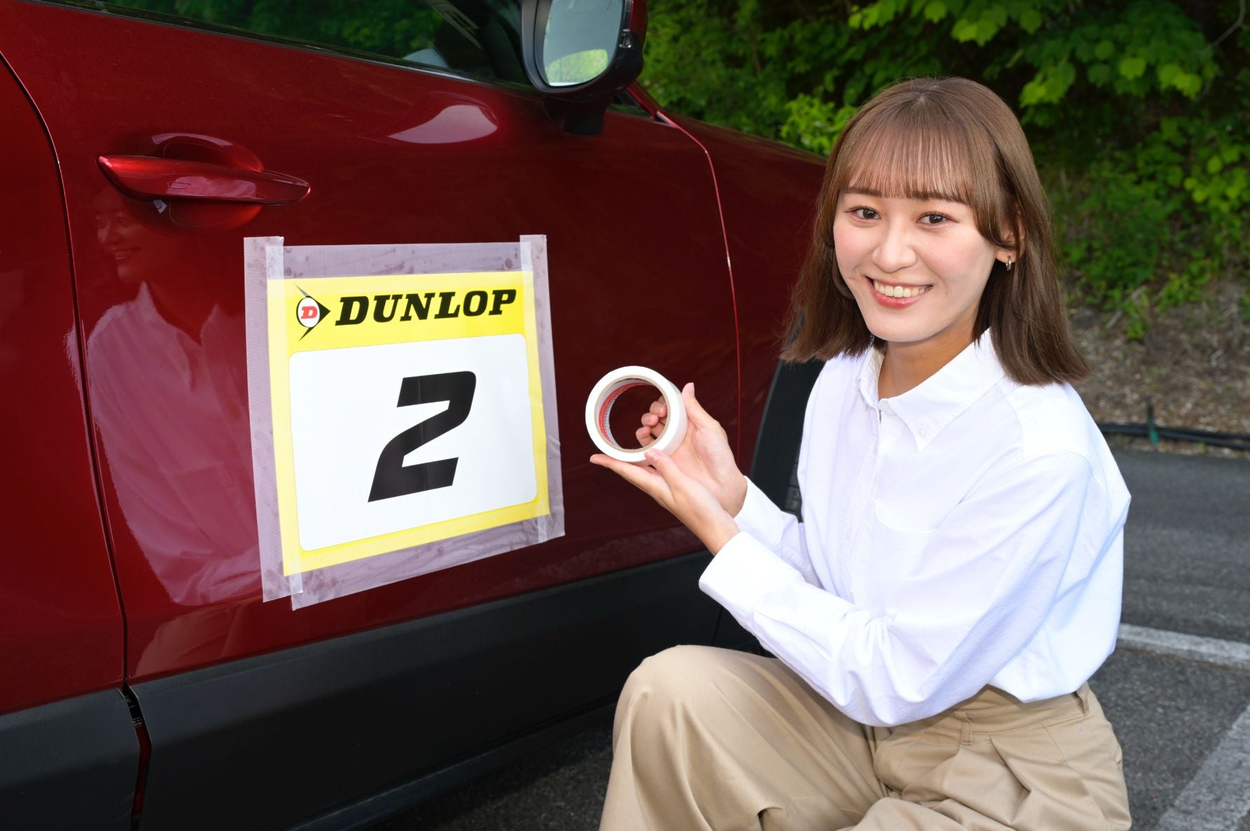マイカーにゼッケンを貼る参加者の様子