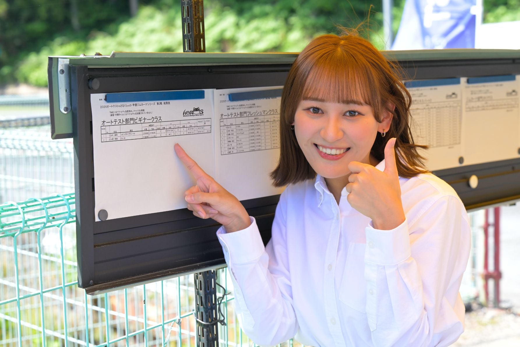 タイムボードの前で写真を撮影する様子