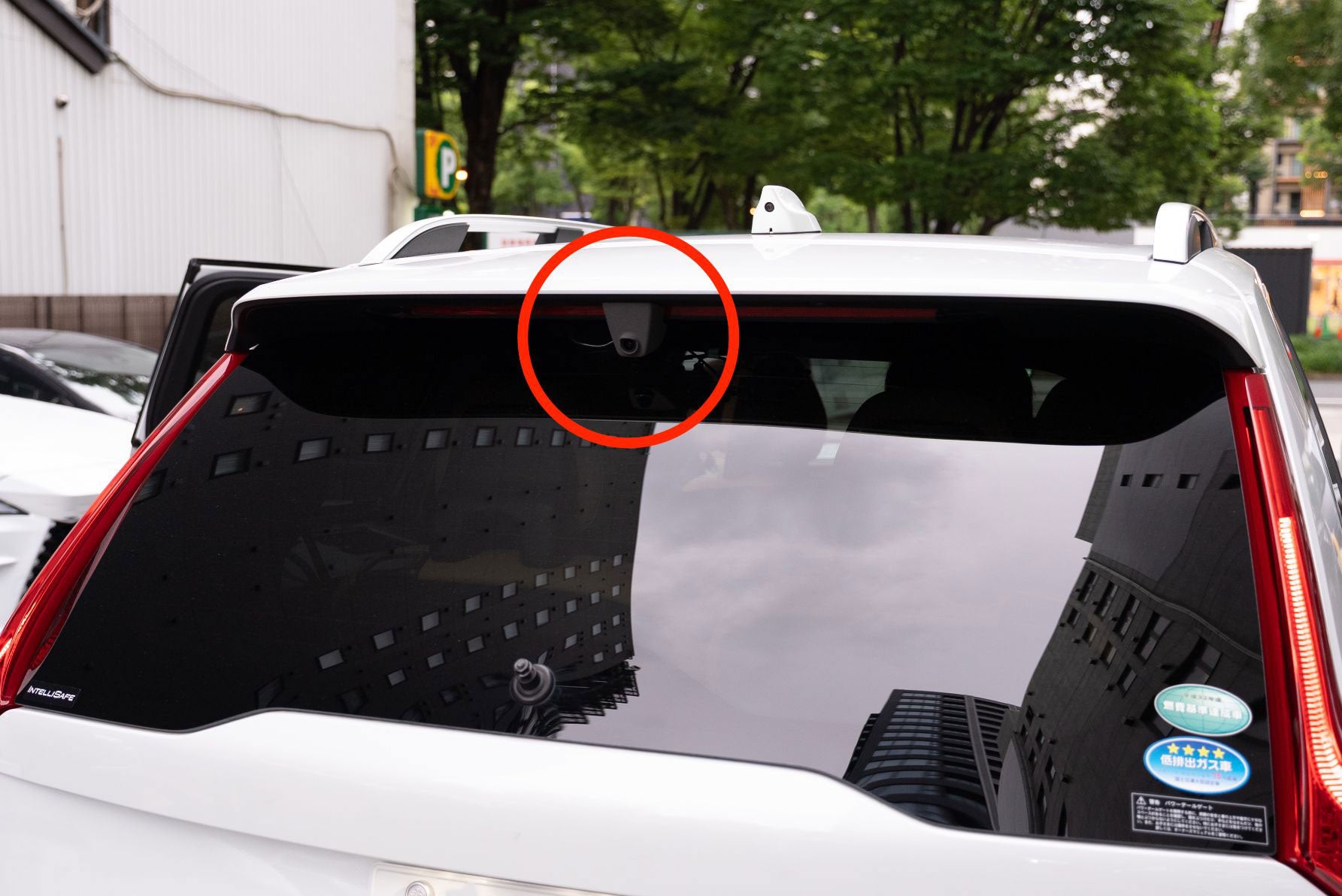 車両のリアハッチ上部に取り付けられたジェンテックスFDM4の車外後方カメラ