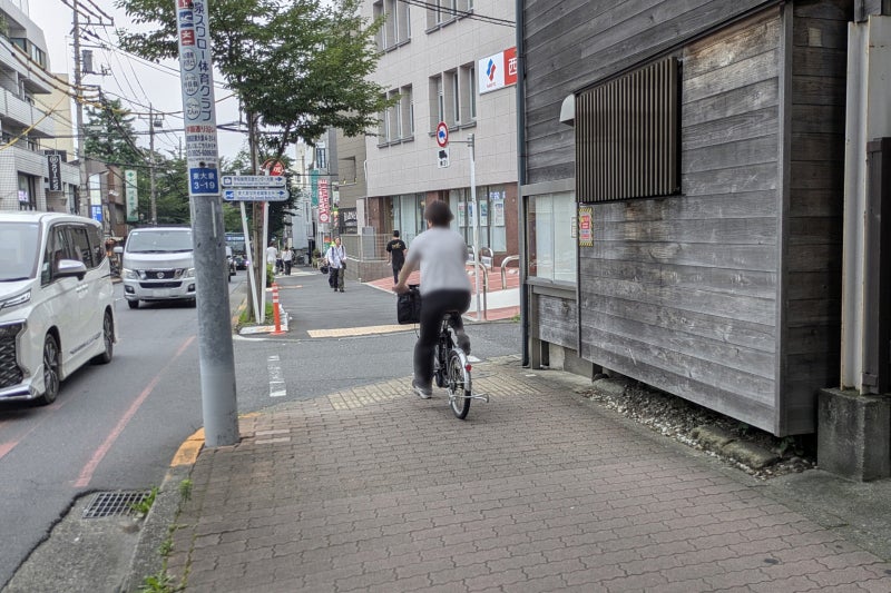 車道と反対側を走る自転車
