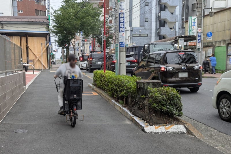歩道の中央を走る自転車