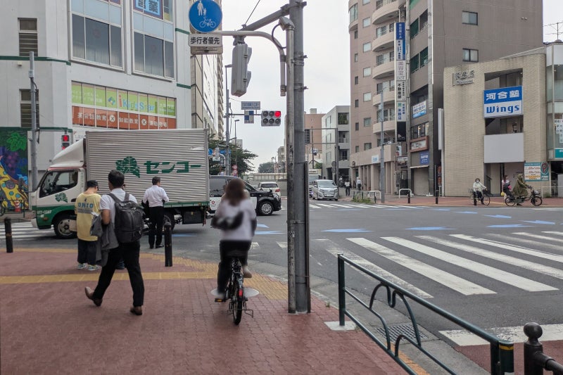 交差点付近を走る自転車