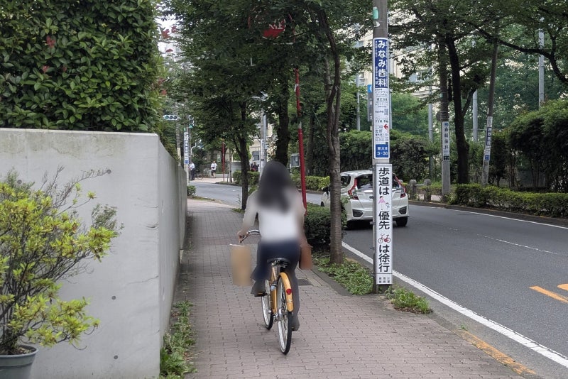 狭い歩道を走る自転車