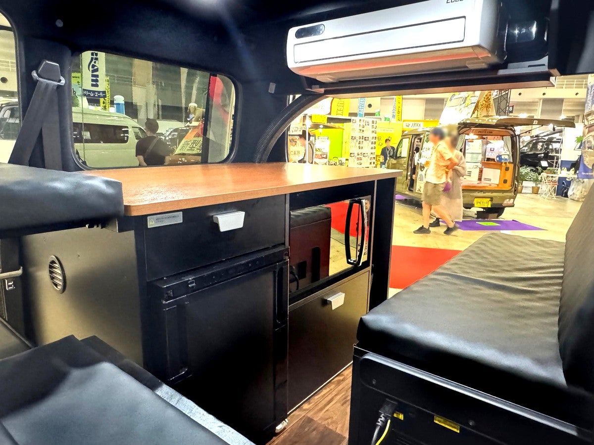 キャンピングカー車内後部から見た運転席方向と棚付きキャビネット
