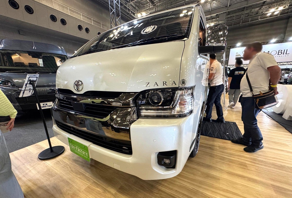 東京キャンピングカーショー2026で展示されたハイエースベースのバンコン