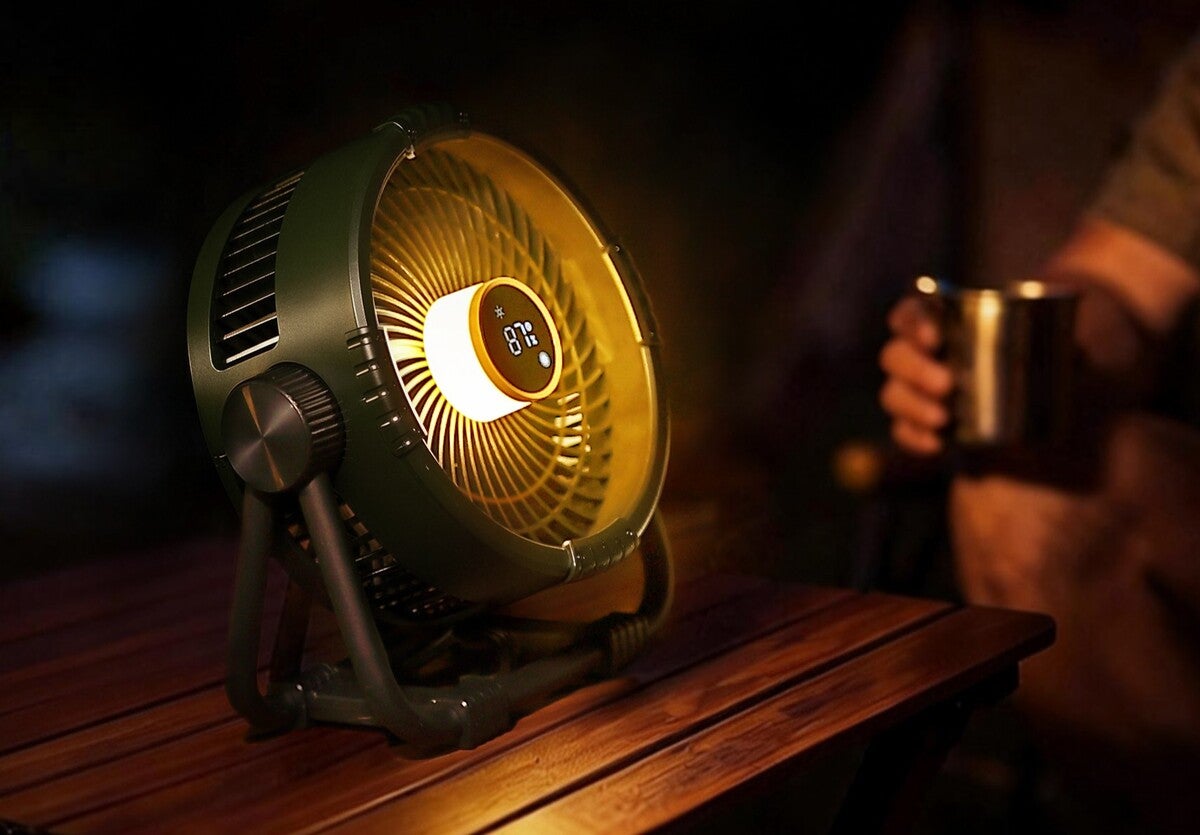 中央のLEDライトを黄色く点灯させてテーブルに置かれたカーキ色の扇風機