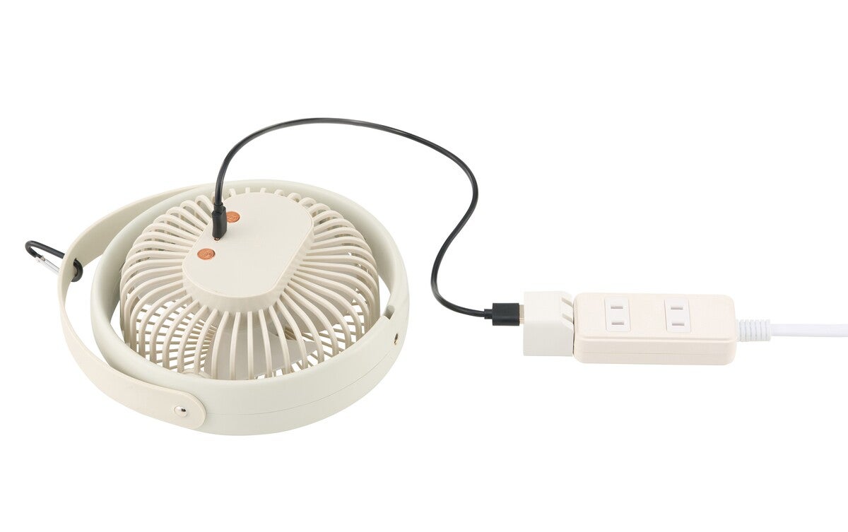 電源タップからUSBコードを接続して給電・充電している状態