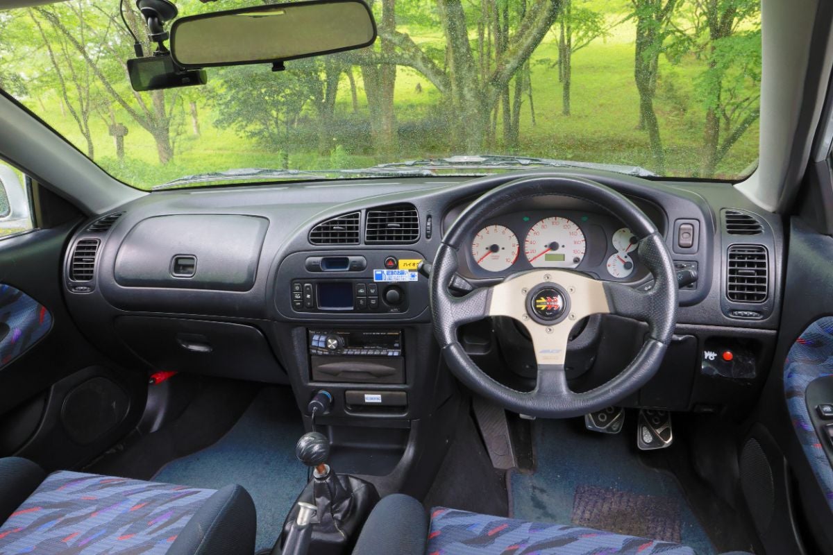三菱ミラージュ サイボーグZRの運転席周り。モモ製ステアリングやホワイトメーター、オーディオ、シフトノブが並ぶ